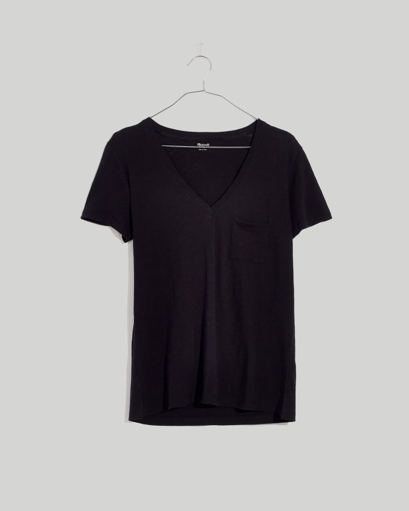 Front of a size 2X Whisper Cotton V-Neck Pocket Tee in True Black by Madewell. | dia_product_style_image_id:325456